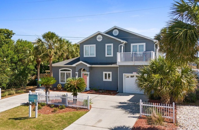 Sleeps 10, 1 block to beach access