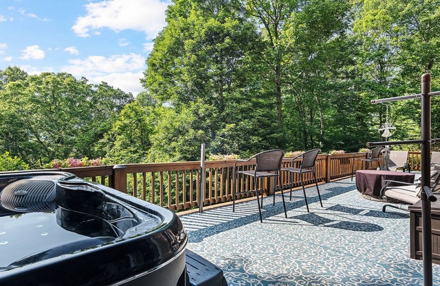 Sleeps 10, Hot Tub, wifi, 3 bed, 3 bath, Bonus room w/2 sleeping areas, pets ok