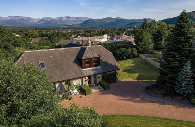 Sleeps 10 in 3 double rooms, 1 twin room and 1 pull out bed