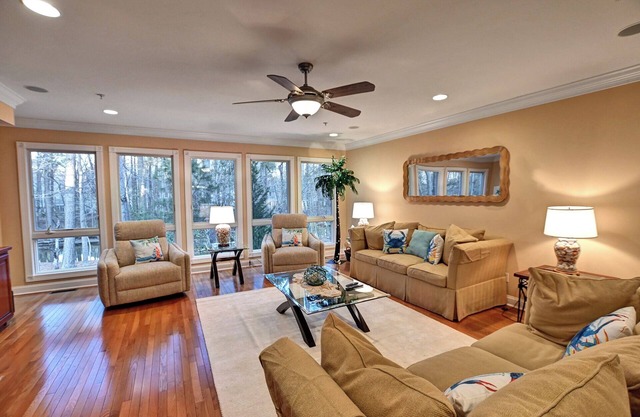 Sleeps 11 - Beautiful townhome with elevator conveniently located near Bethany Beach! Community Pool!
