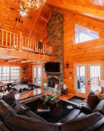 Sleeps 16 Luxury Cabin with Game Room & Hot Tub
