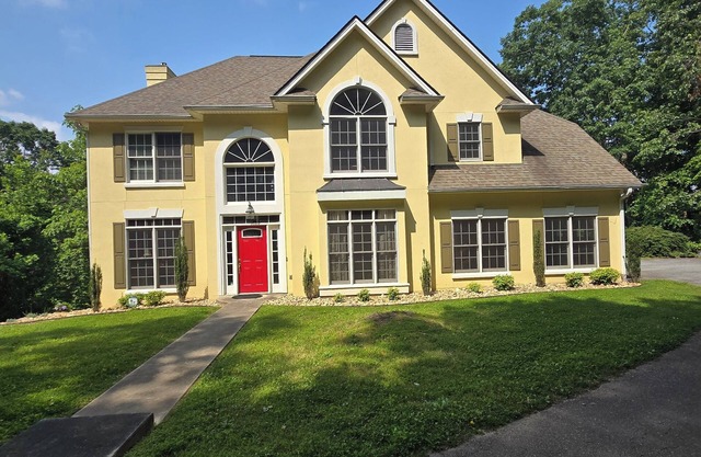 Sleeps 16+! VIEWS forever, Large Executive Home, Fast Wi-Fi, Hot Tub & Fire Pit