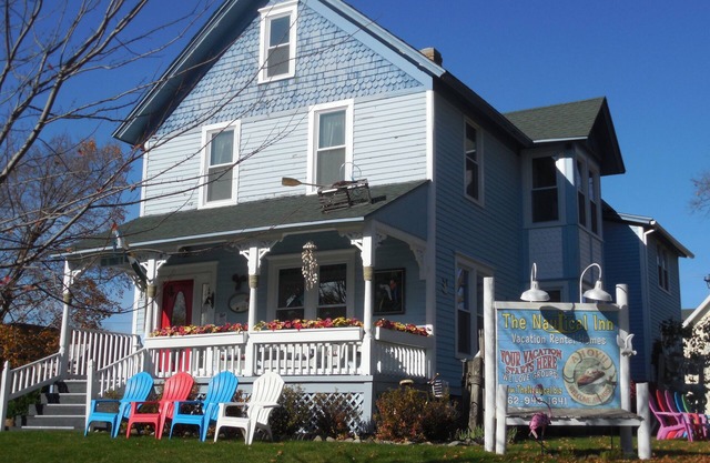 Sleeps 17! DOWNTOWN LAKE GENEVA Fully Licensed for Weekend Rentals!