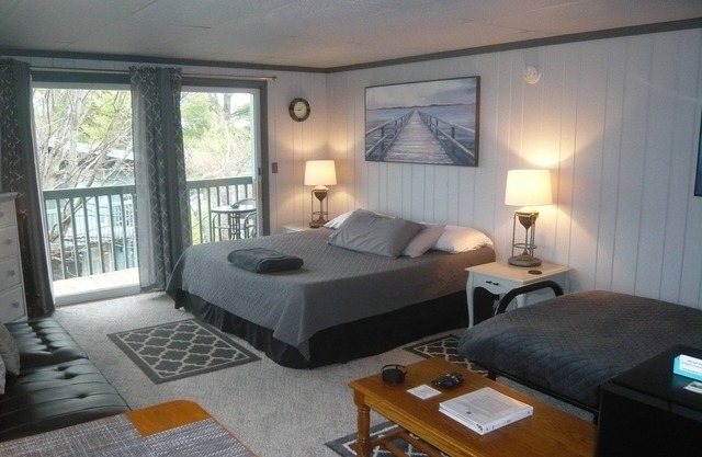 Sleeps 2-6 Adults (1-3 cpls.)