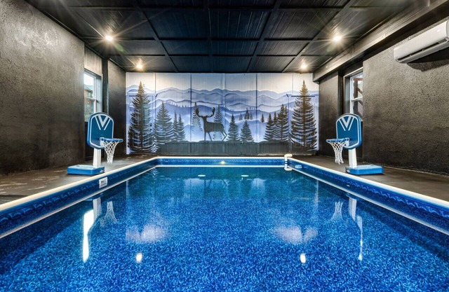 Sleeps 20! Large Heated Indoor Pool+Putt-Putt+Game Room