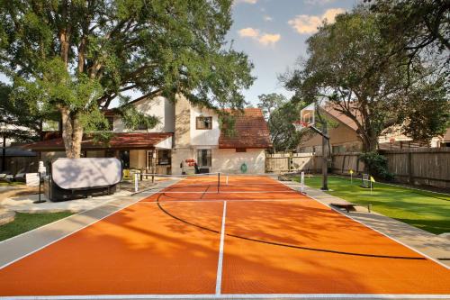 Sleeps 20 Sport Court Pool Hot Tub Putt Putt Games