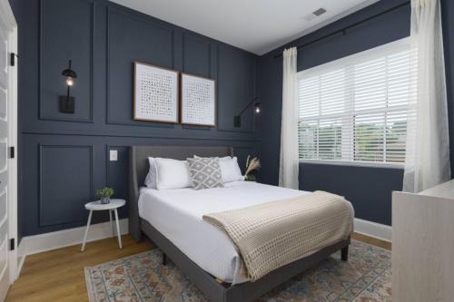 Sleeps 20 Three Condos Side by Side 10 minutes to Broadway