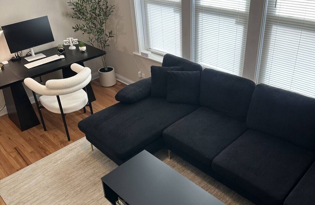Sleeps 4 Stylish Stay with Workspace