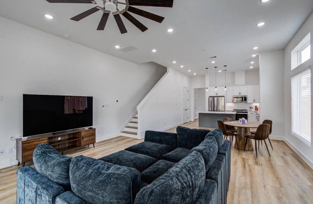 Sleeps 5 | 5 Min to Med Center| 10 Min to Downtown