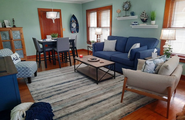 Sleeps 6, + 2 in Basement, Super Clean, Long Driveway, Fenced Yard w/Fire Pit