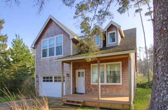 Sleeps 6 adults 4 kids. One Block to the beach! Beautiful family getaway!