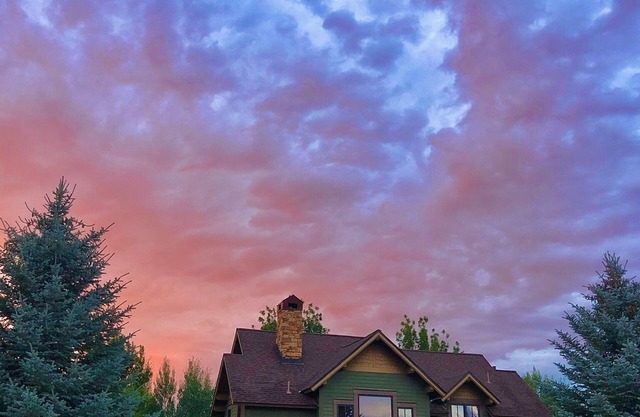 Sleeps 6 comfortable, cozy special Winter Lodge, a Summer Heaven fully furnished