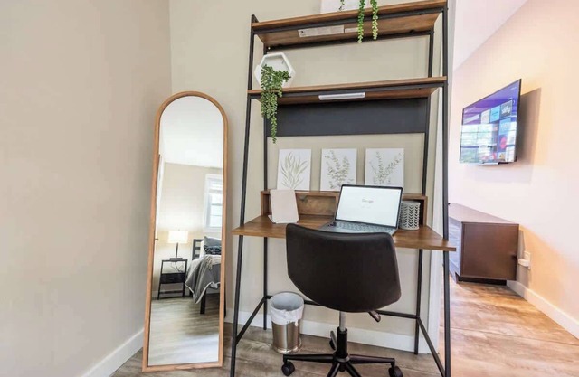 Sleeps 6-Full Kitchen-4 Beds-Big Couch-OfficeSpace