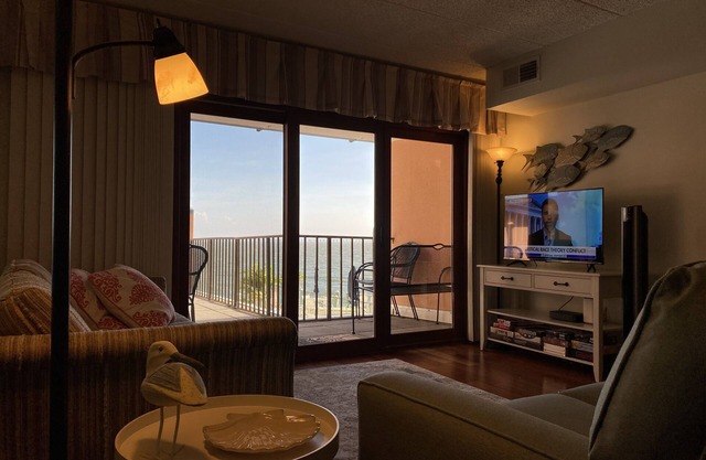 ★ Sleeps 6✓ Linens &Towels✓ Free Parking✓ Sunset View✓ Smart TVs✓ Pool ✓