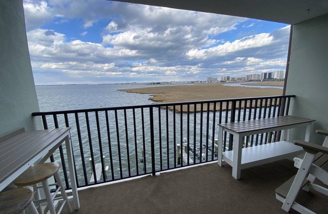 ★ Sleeps 6,Linens &Towels✓ Free Parking✓ Sunset View✓ Smart TVs✓ Pool ✓