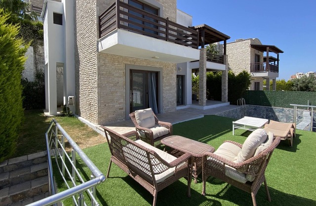 Sleeps 6, Luxury Villa with a Private Pool - AWZ 303