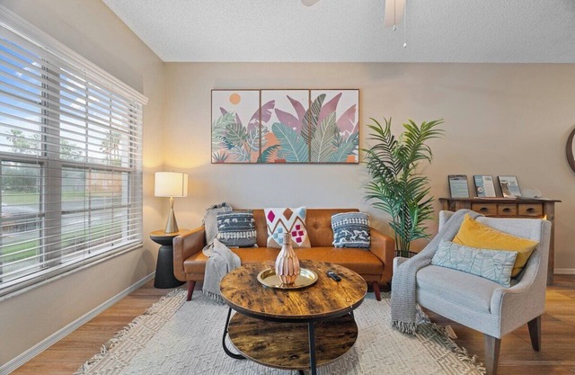 Sleeps 8 2BR King Bed Pool+Tennis+Parking