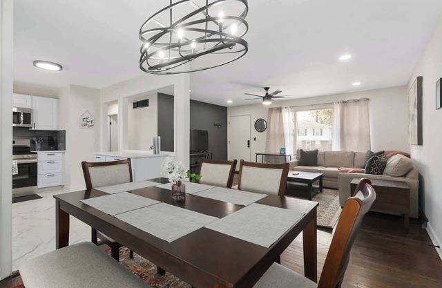 Sleeps 9 Kings Beds w/TV's Steps to Shops