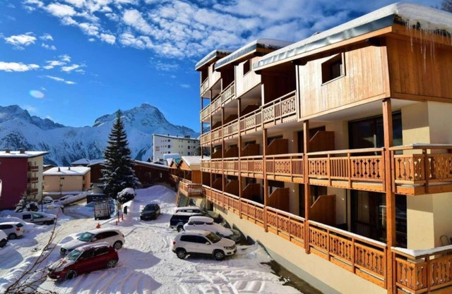 Slope-Side Stay with Balcony