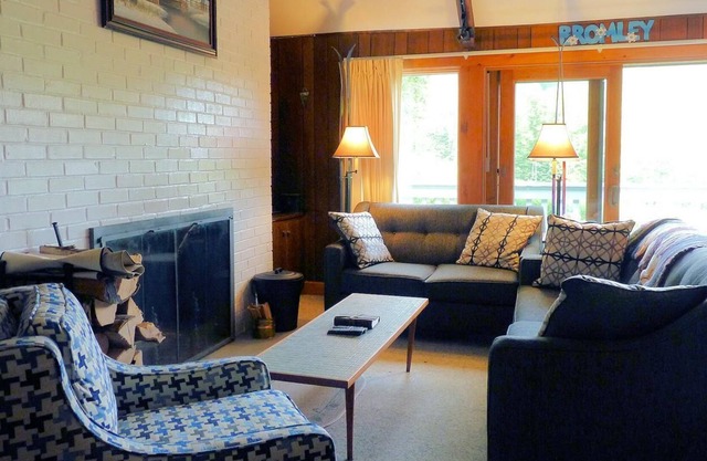 Slopeside 2-Level Living at this Bromley's Boles Townhouse