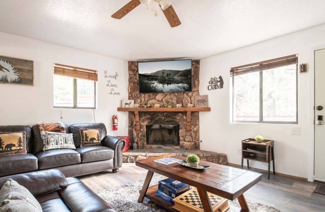 Slopeside Cabin D - Walk to Slopes w Free Parking, Eagles Chalet Snow Summit