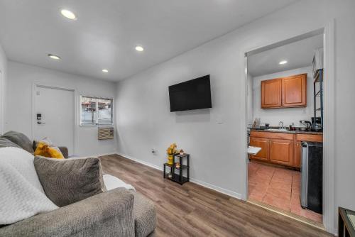 Small 1-bedroom with small yard in West Hollywood
