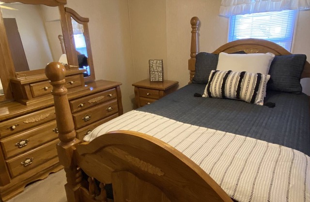 Small Town Charm, just minutes from Green River Lake!