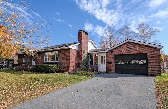 Smart Piggy Brick House! 3br house with brick fireplace, WiFi in Ludlow