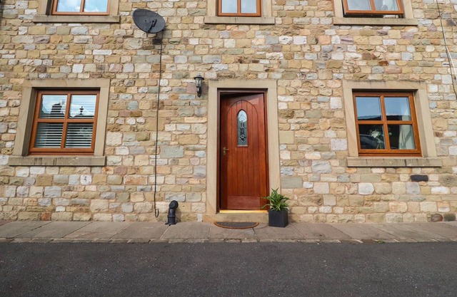 SMITHY COTTAGE, character holiday cottage in Ribchester