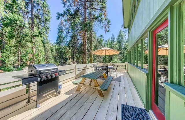Smoke Tree Getaway in Shaver Lake - Pet friendly!