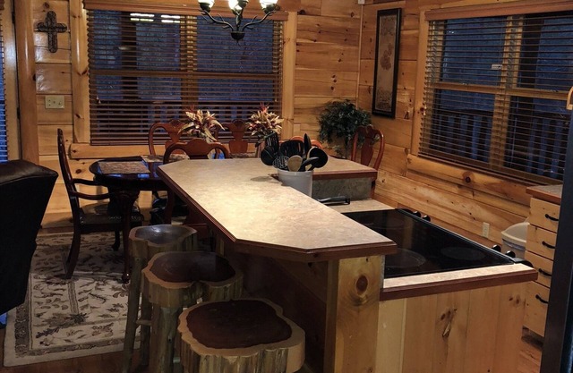 *Smoky Jambearee* Luxury Cabin in Smoky Cove Resort. Game Room, Pool, Hot Tub
