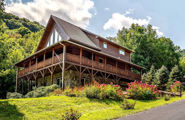 Smoky Mountain Dreams Luxury Log Cabin -mountains, creek, trail & playground.