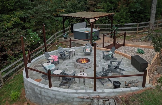 Smoky Mtn Outdoor Oasis: Spa Hot Tub, Firepit, EV, Games & Luxe Lounge Deck