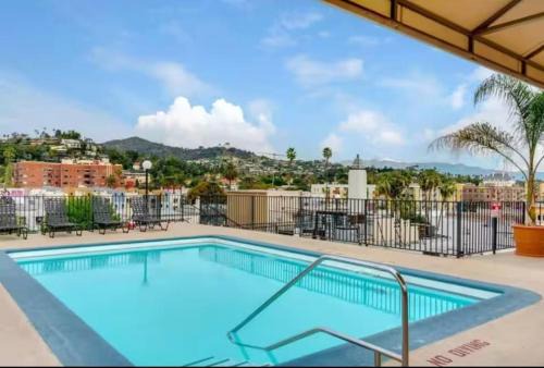 Snazzy 1Bed with Rooftop Pool and Hollywood Sign View