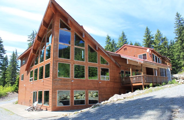 Snoqualmie Pass Lodge - Near Lake Kachess and the summit