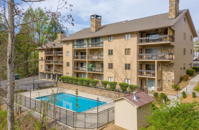 SNORING BEAR Condo 2 BED/2 BA VIEWS POOL WALK TO D'TOWN GATLINBURG/ANAKEESTA