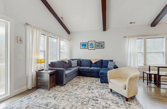 Snow-bird friendly home w/screened in porch, gas grill and close to beach