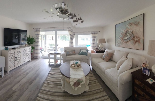 Snow birds, & Golfer Delight, 2BR,2BA single story Glades Golf and Country Club