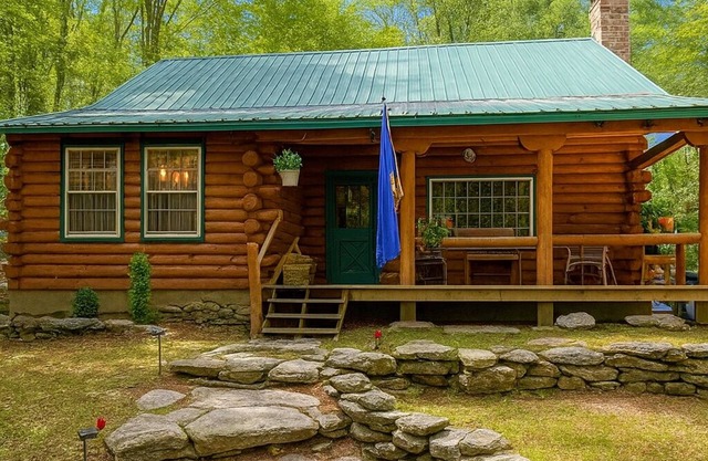 Snow Mountain Lodge- 6 miles from Mt Snow. Ski, Indoor Pool, Golf, Hike, Relax!