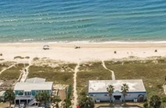 Snowbird Discount! GROUND LEVEL With Easy beach Access East Gorrie VIEWS, PETS🐾