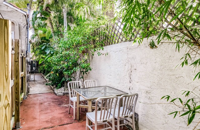 Snowbird-Friendly Home with Free WiFi, Full Kitchen, and Private Washer/Dryer