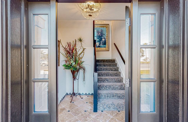 Snowbird-friendly 2nd-floor condo near beach with washer/dryer, streaming, & AC