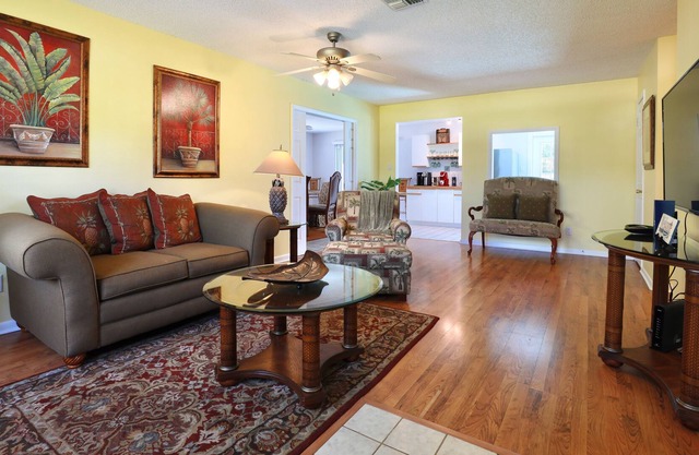 Snowbird-friendly home with private pool, central AC, and WiFi - dogs welcome