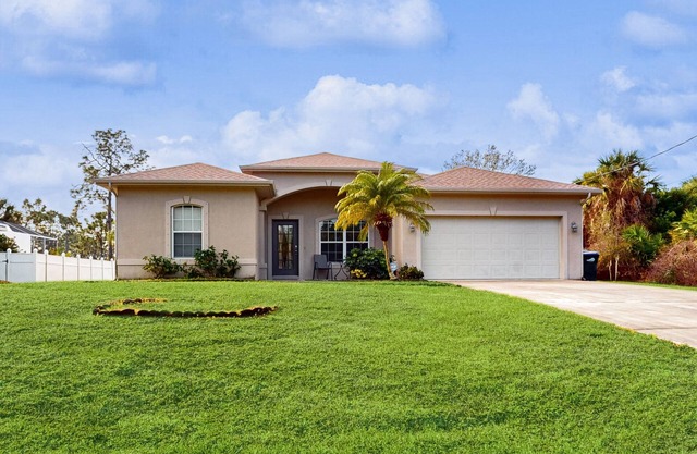 Snowbird-friendly oasis with lanai, grill, W/D & lush yard - near golf & beaches