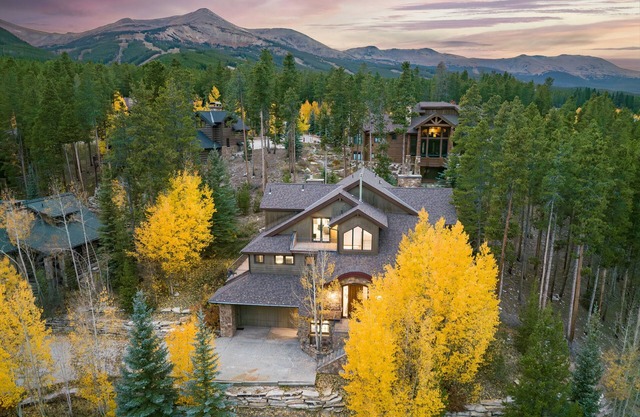 Snowflake Lodge: Hot Tub & Ski In/Out