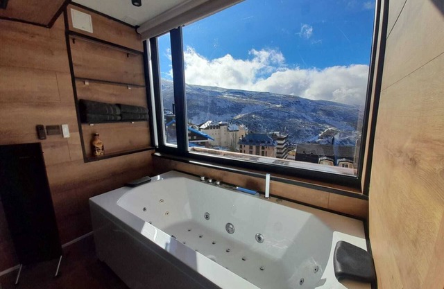 SnowGranada Love Jacuzzi Monica House