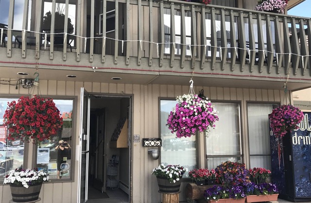 Snowshoe Motel