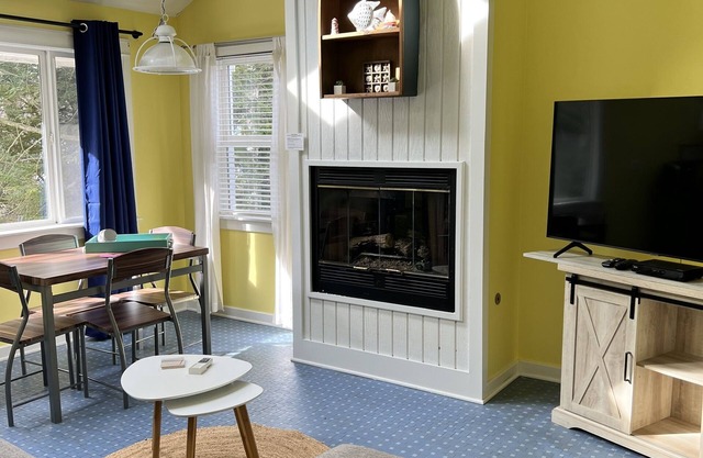 Snug Harbor Suite - King with Jacuzzi