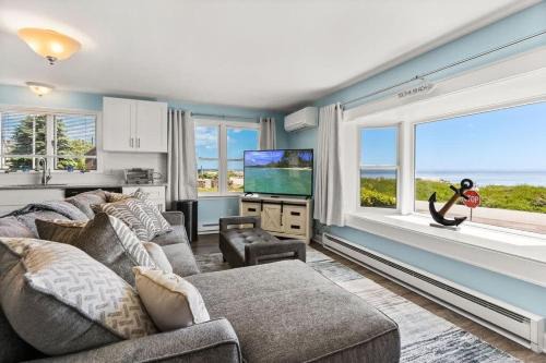 Snug Seaside Views From Couch Walk to Beach