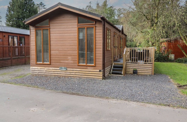 SNUGGLEDOWN, pet friendly, character holiday cottage in Windermere